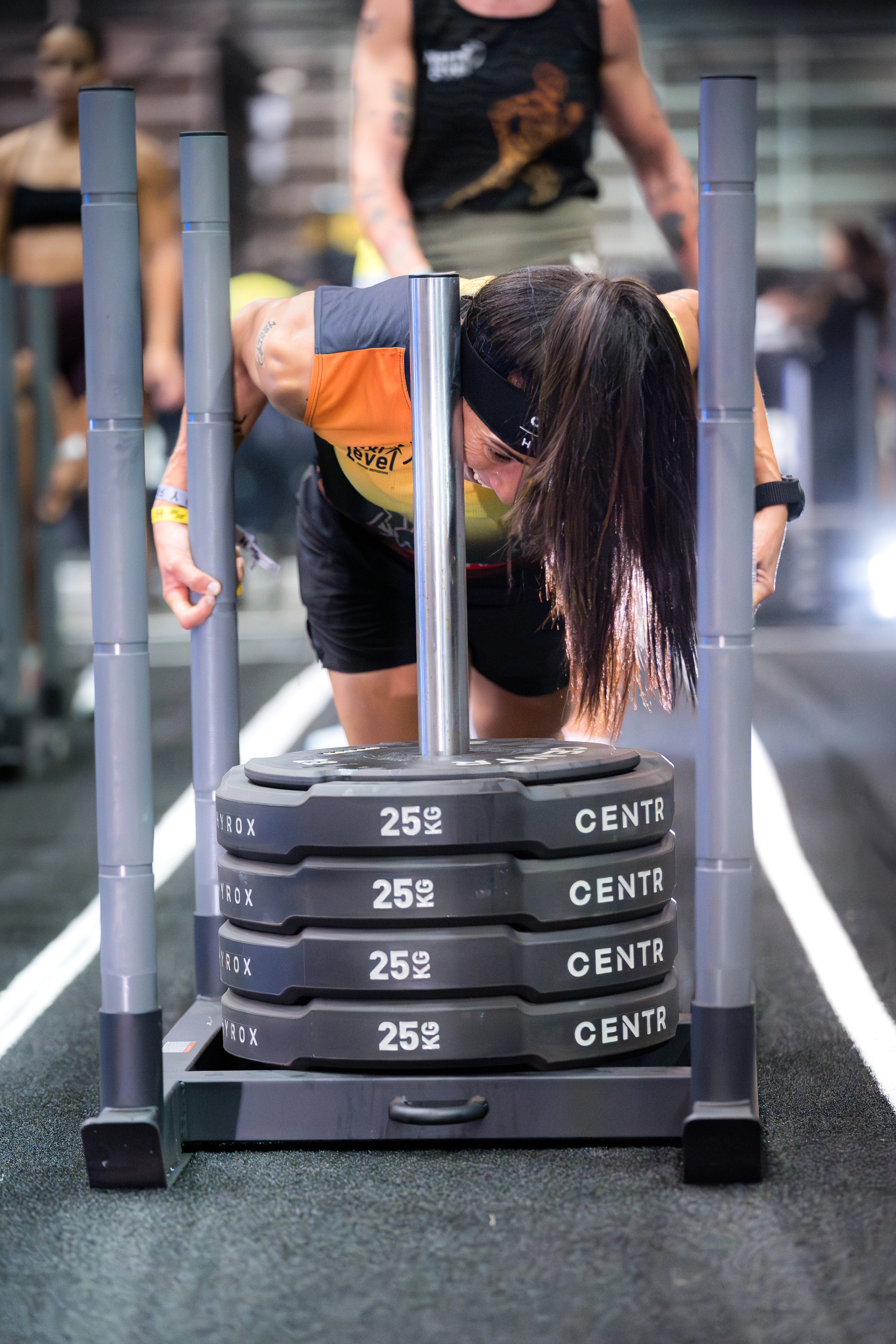 Atleta HYROX en estación de sled